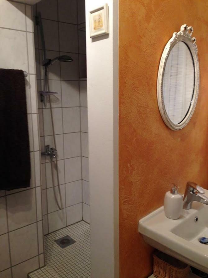 Ferienwohnung Mit Garten In Koeln Exteriör bild